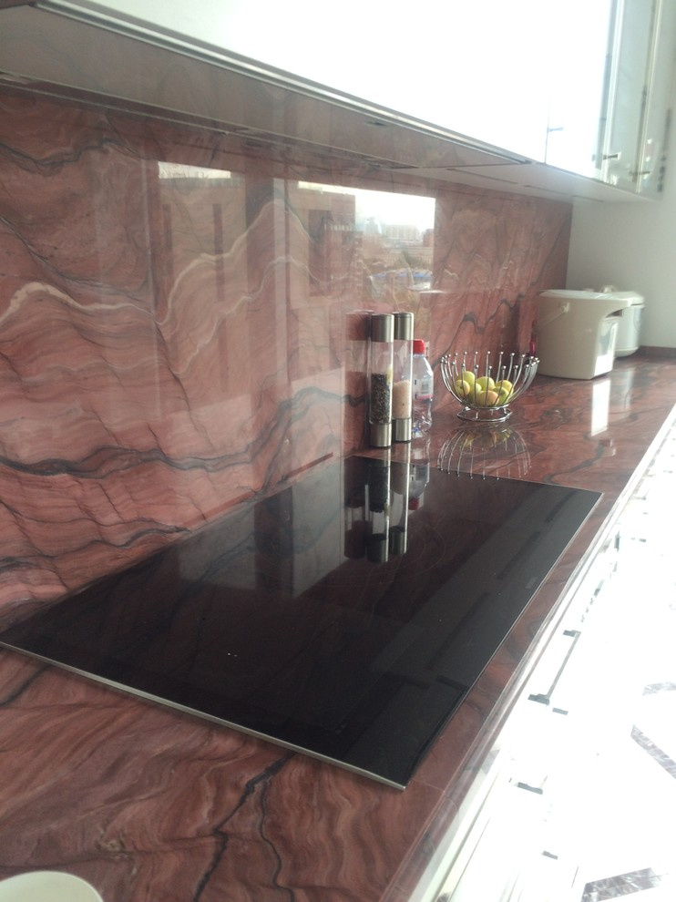 Обложка проекта: Столешница и стеновая панель из гранита Революшен