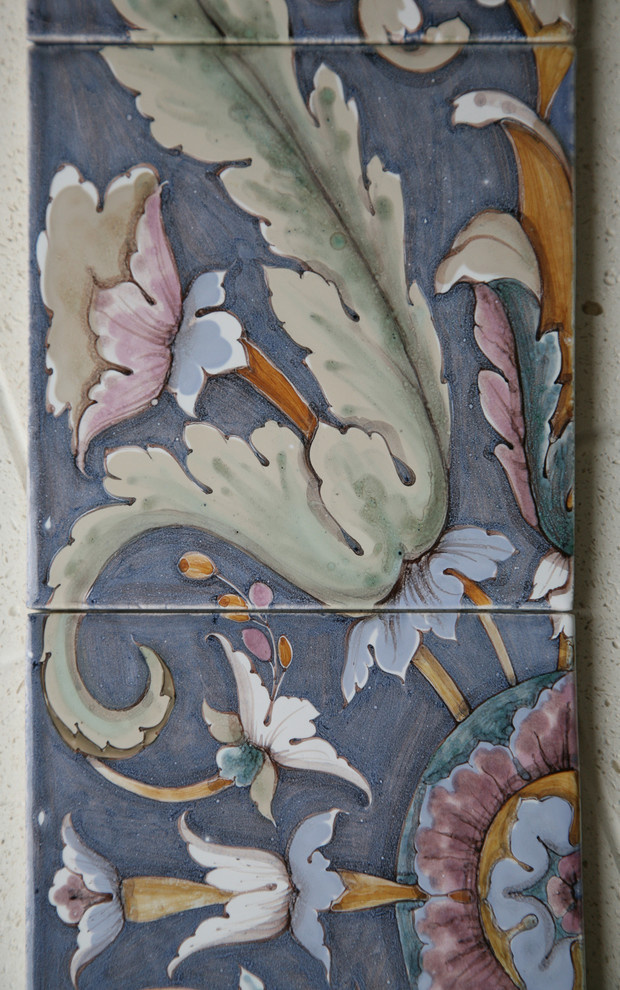 Декорирование керамической плиткой ручной работы.