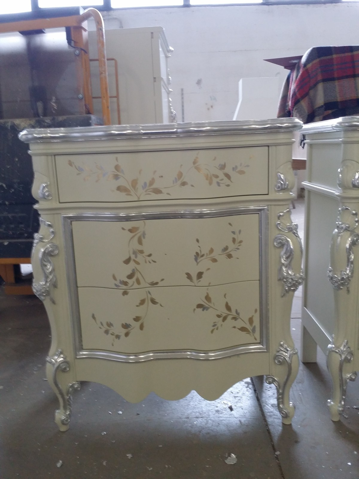 Comodino decorato a mano