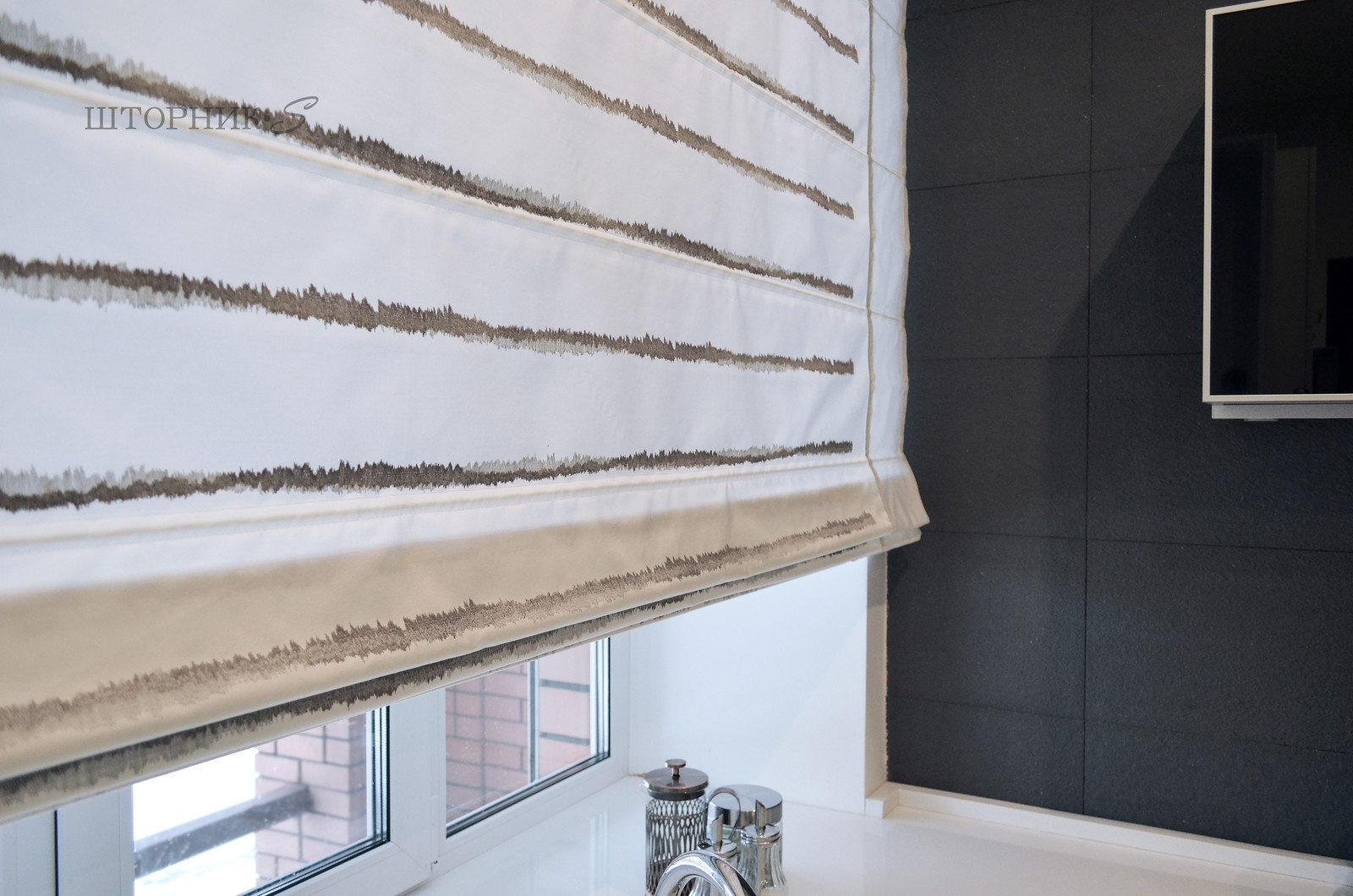 Римская штора из ткани с вышивкой для современной кухни