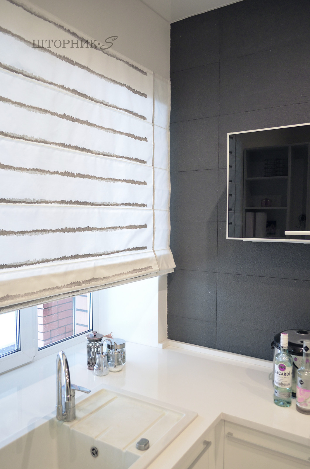 Римская штора из ткани с вышивкой для современной кухни