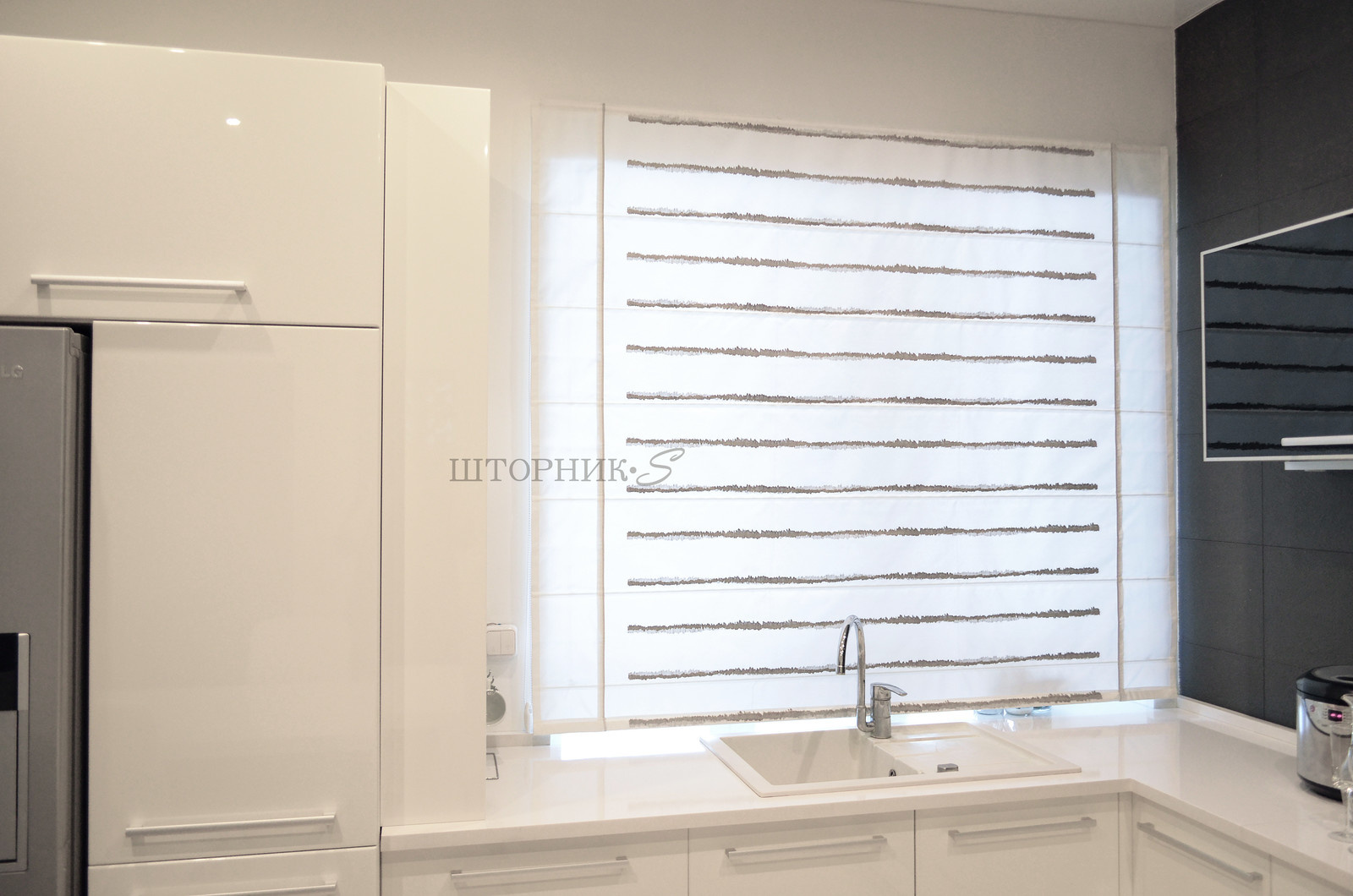 Римская штора из ткани с вышивкой для современной кухни