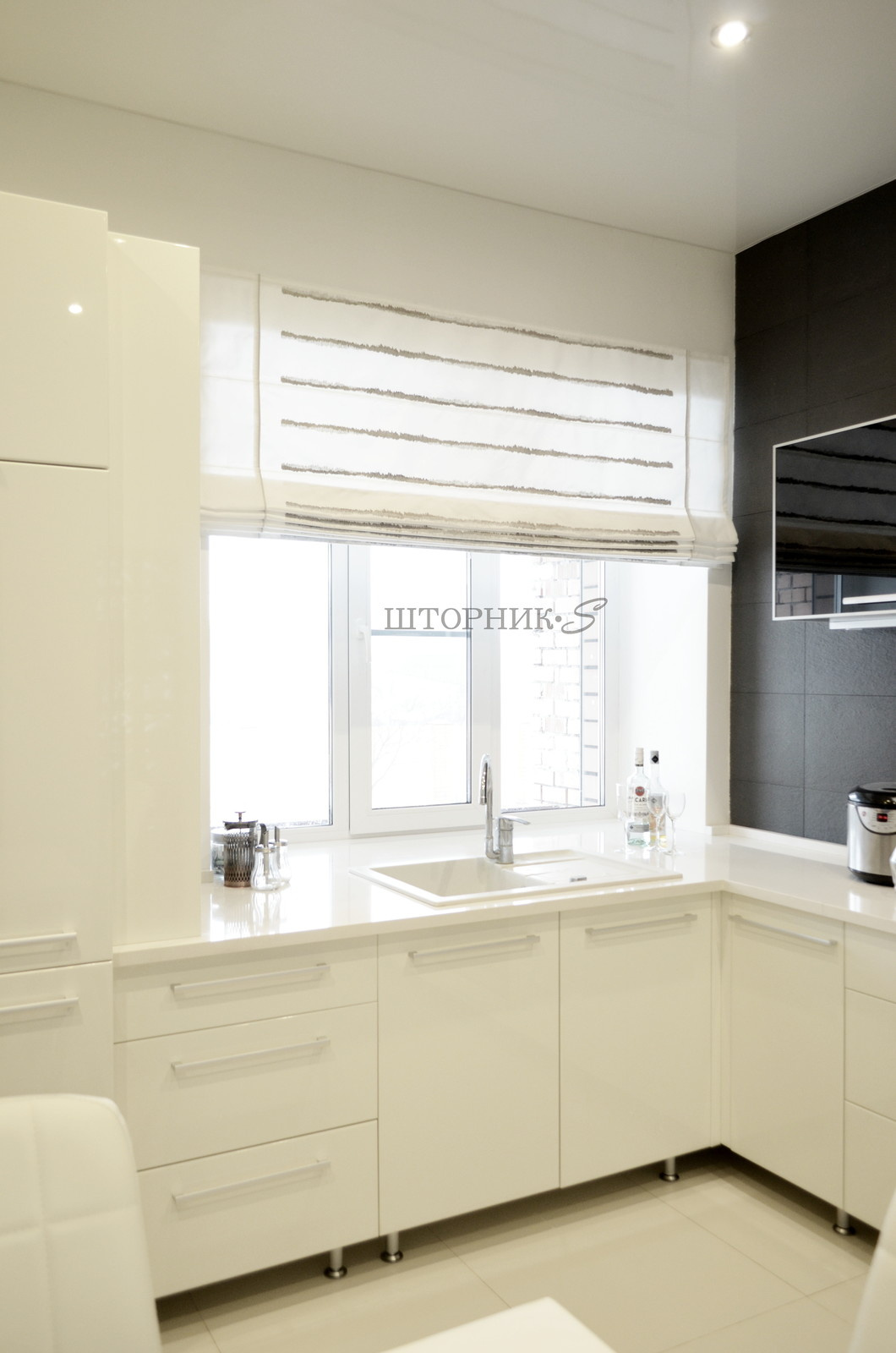 Римская штора из ткани с вышивкой для современной кухни