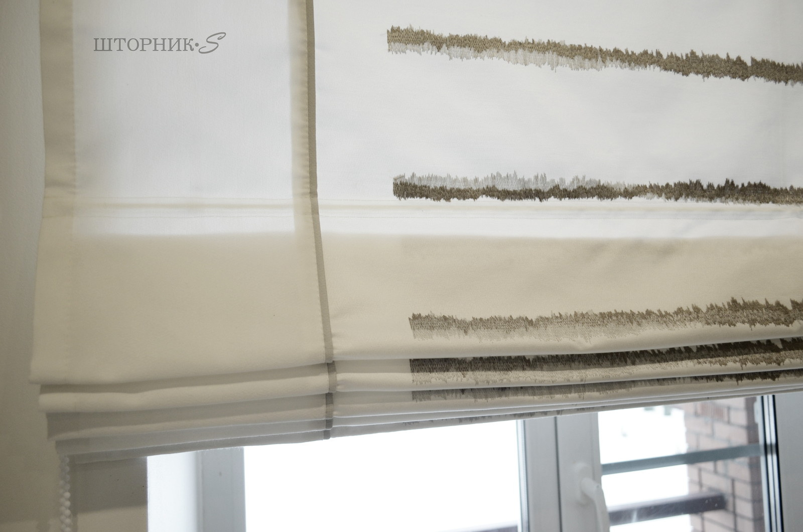 Обложка проекта: Римская штора из ткани с вышивкой для современной кухни