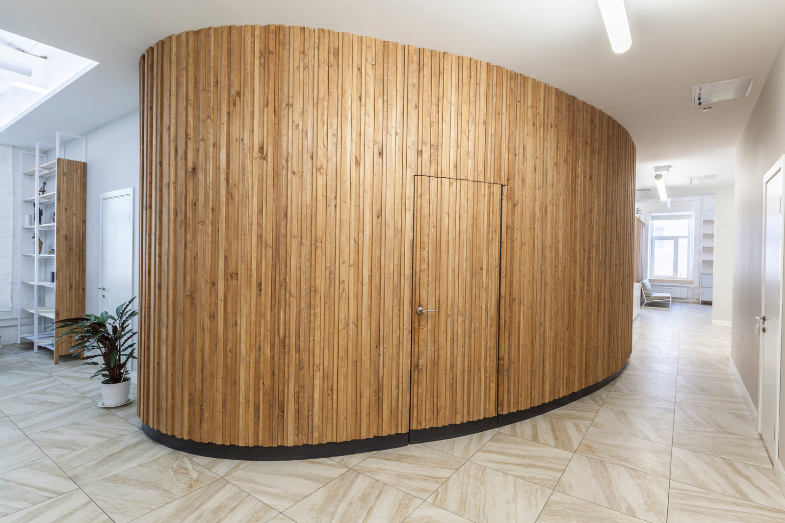 Овлальная переговорная