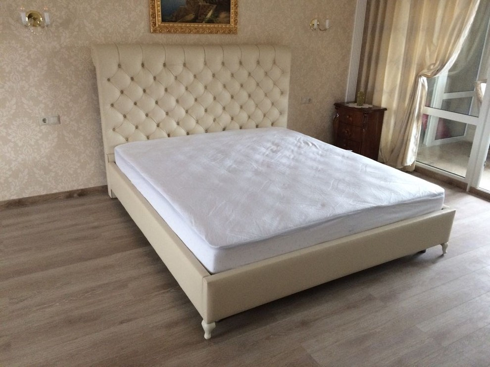 Кровать из кожи. Каретная стяжка