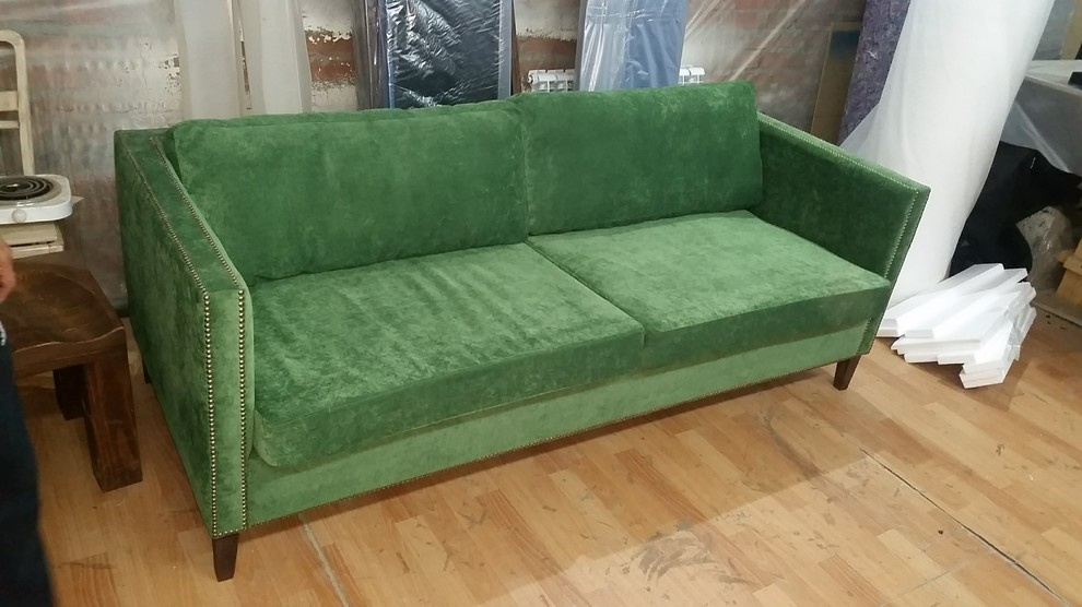 Диван. Зеленый цвет. Вельвет. Гвоздики.