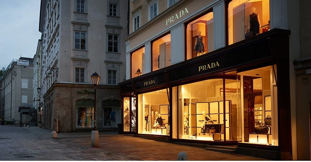 Бутик Prada в г. Зальцбург& светильники Renzo Del Ventisette