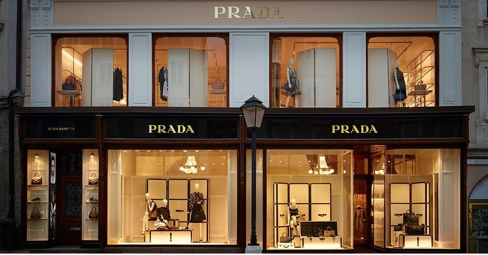 Бутик Prada в г. Зальцбург& светильники Renzo Del Ventisette