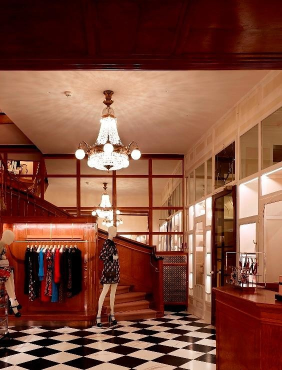 Бутик Prada в г. Зальцбург& светильники Renzo Del Ventisette