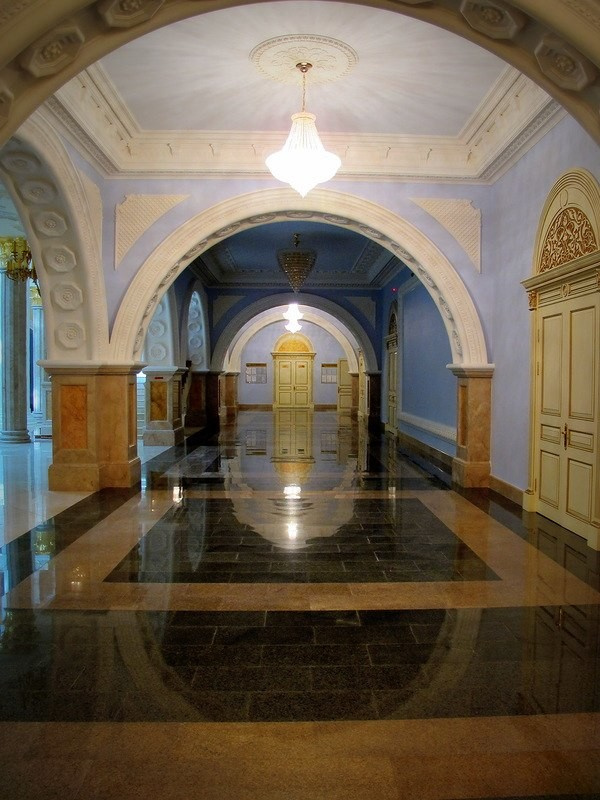 Двери в Мемориальном комплексе Славы им. А.А. Кадырова