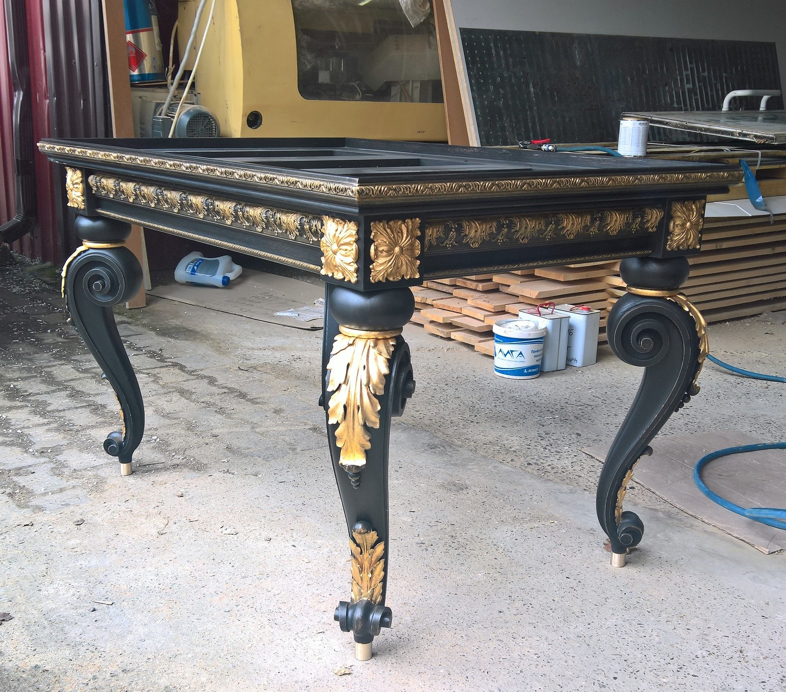 Обложка проекта: стол дубовый, нет видимого крепежа, ручная и машинная резьба. Сусальное золото.