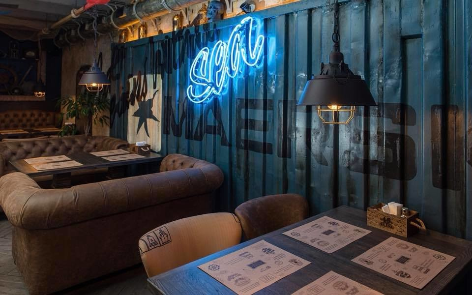 Ресторан пропитанный духом путешествий и любовью к морю "40 футов"