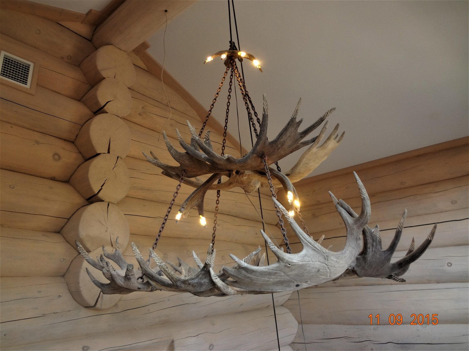 Трёх ярусная люстра из рога лося.