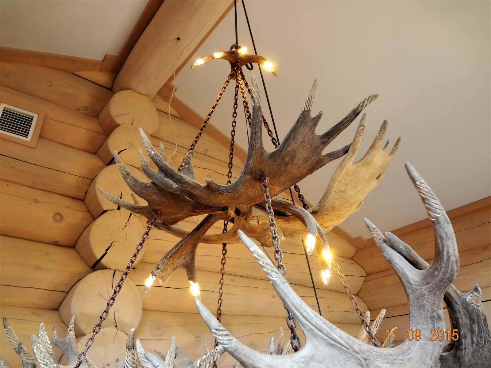 Трёх ярусная люстра из рога лося.