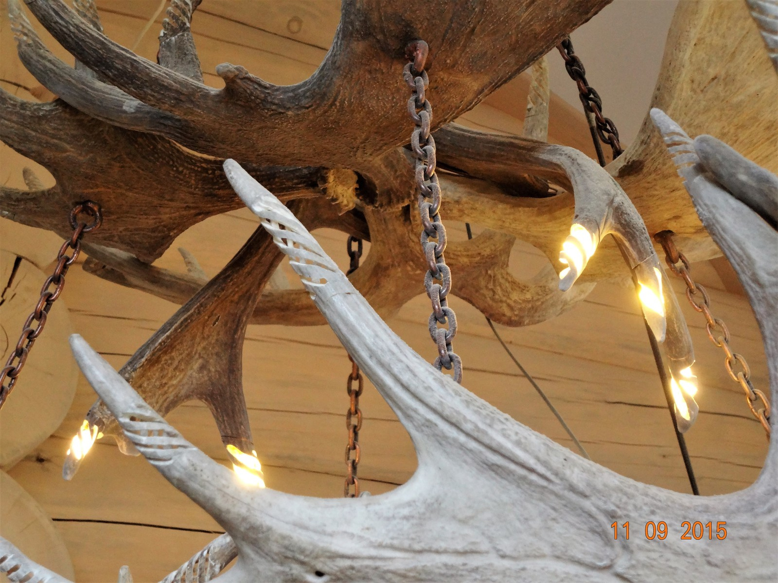 Трёх ярусная люстра из рога лося.