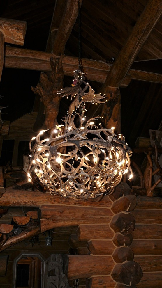 Большая зальная люстра из рога марала,северного оленя и лани.