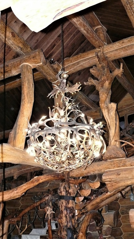 Большая зальная люстра из рога марала,северного оленя и лани.