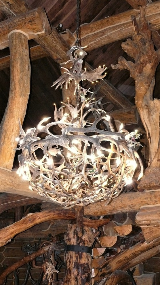 Большая зальная люстра из рога марала,северного оленя и лани.