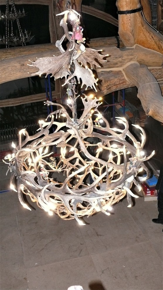 Большая зальная люстра из рога марала,северного оленя и лани.