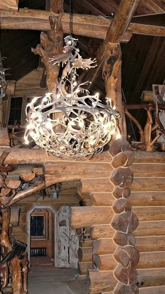 Большая зальная люстра из рога марала,северного оленя и лани.