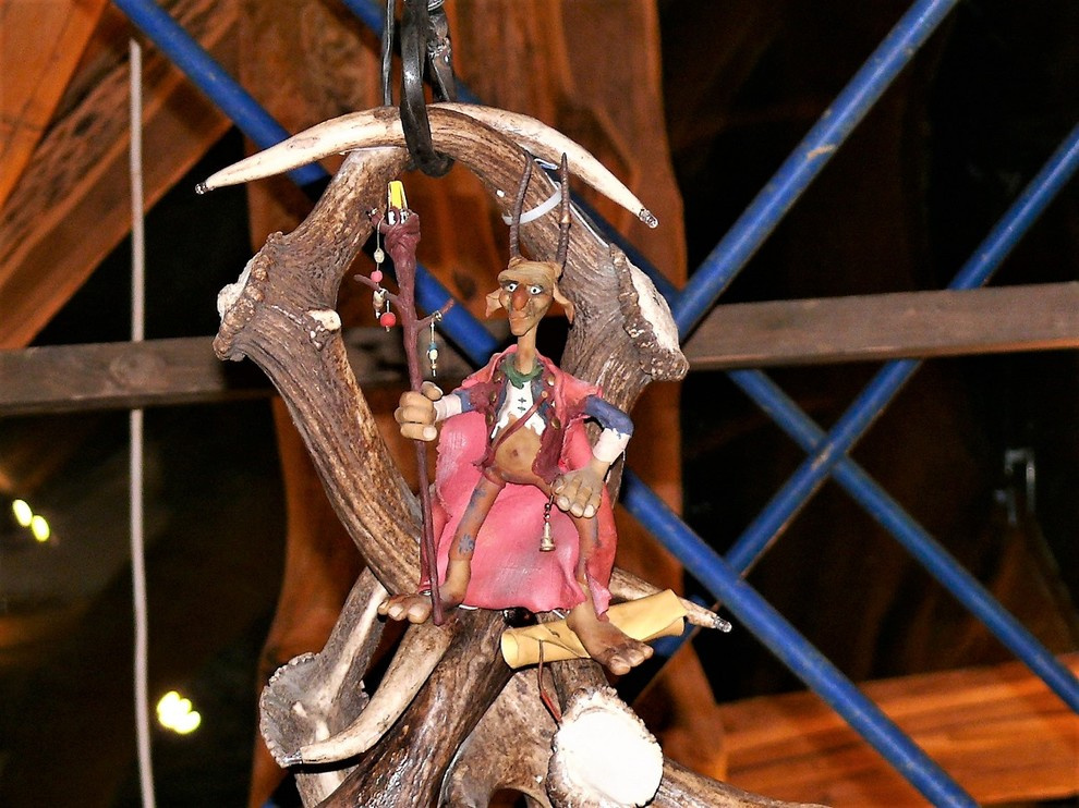 Большая зальная люстра из рога марала,северного оленя и лани.