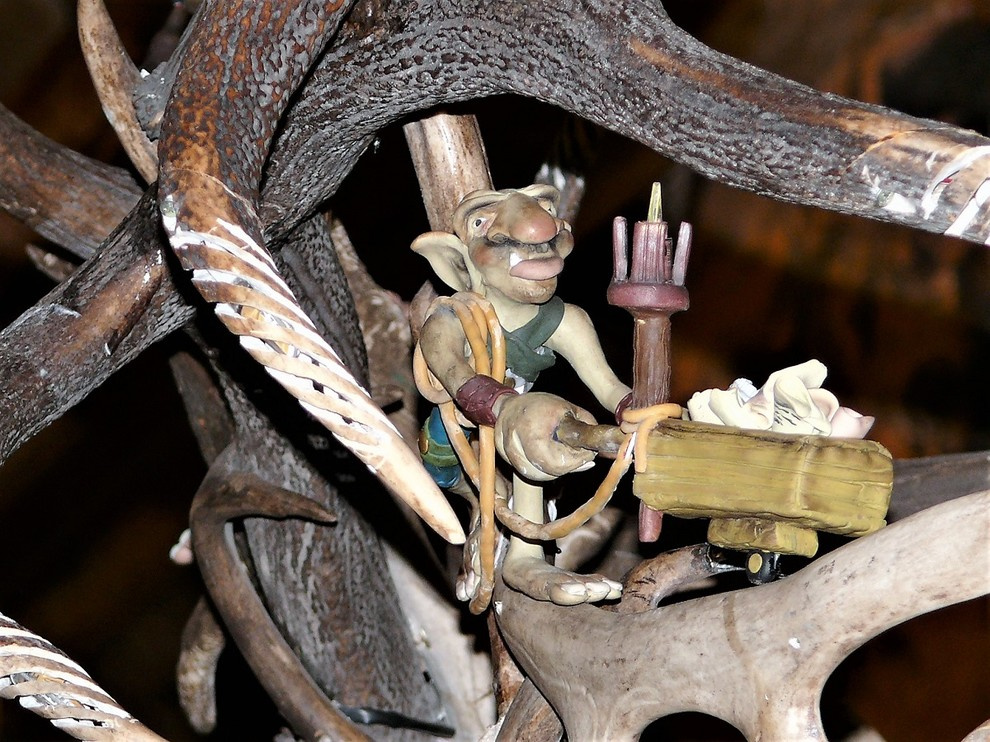 Большая зальная люстра из рога марала,северного оленя и лани.