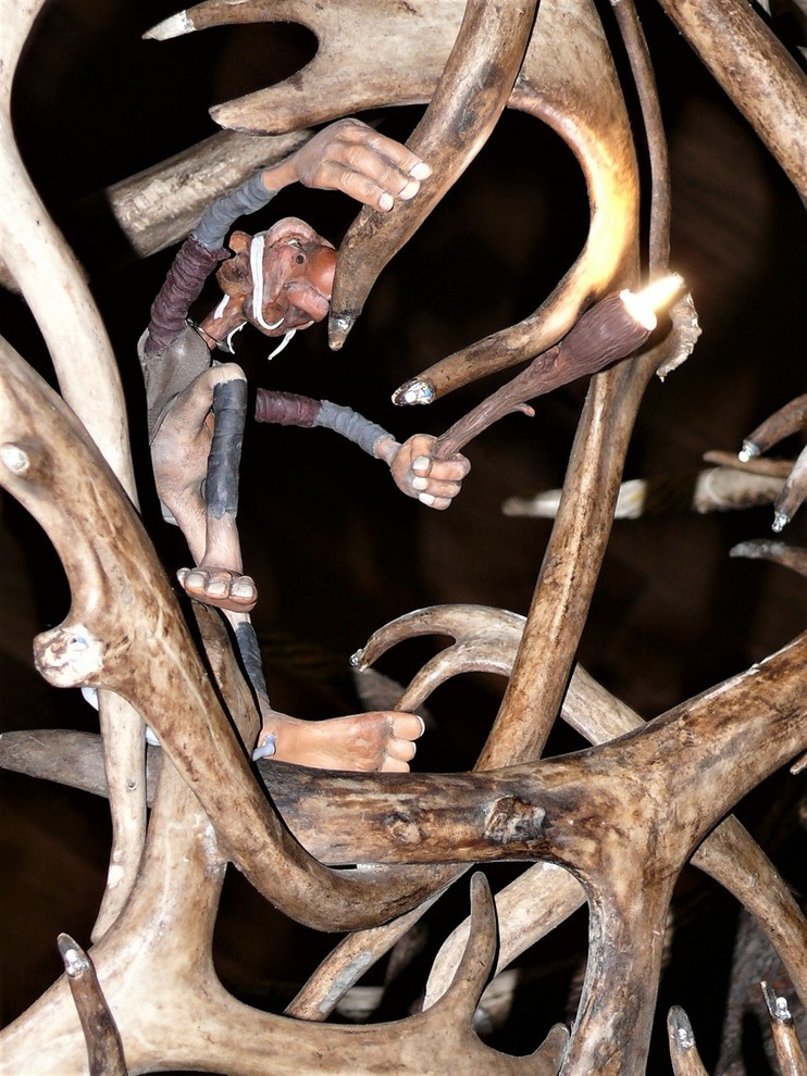 Большая зальная люстра из рога марала,северного оленя и лани.