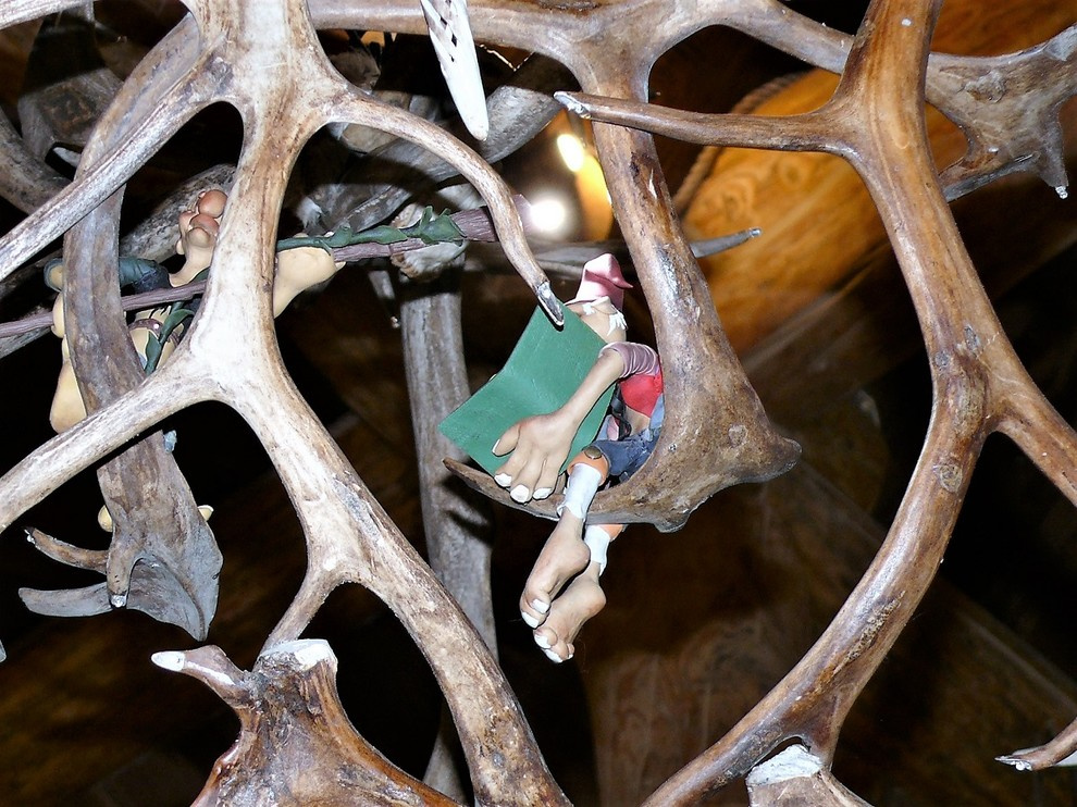 Большая зальная люстра из рога марала,северного оленя и лани.