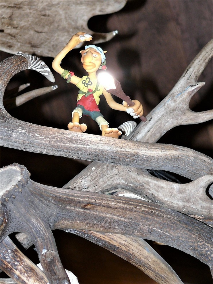 Большая зальная люстра из рога марала,северного оленя и лани.