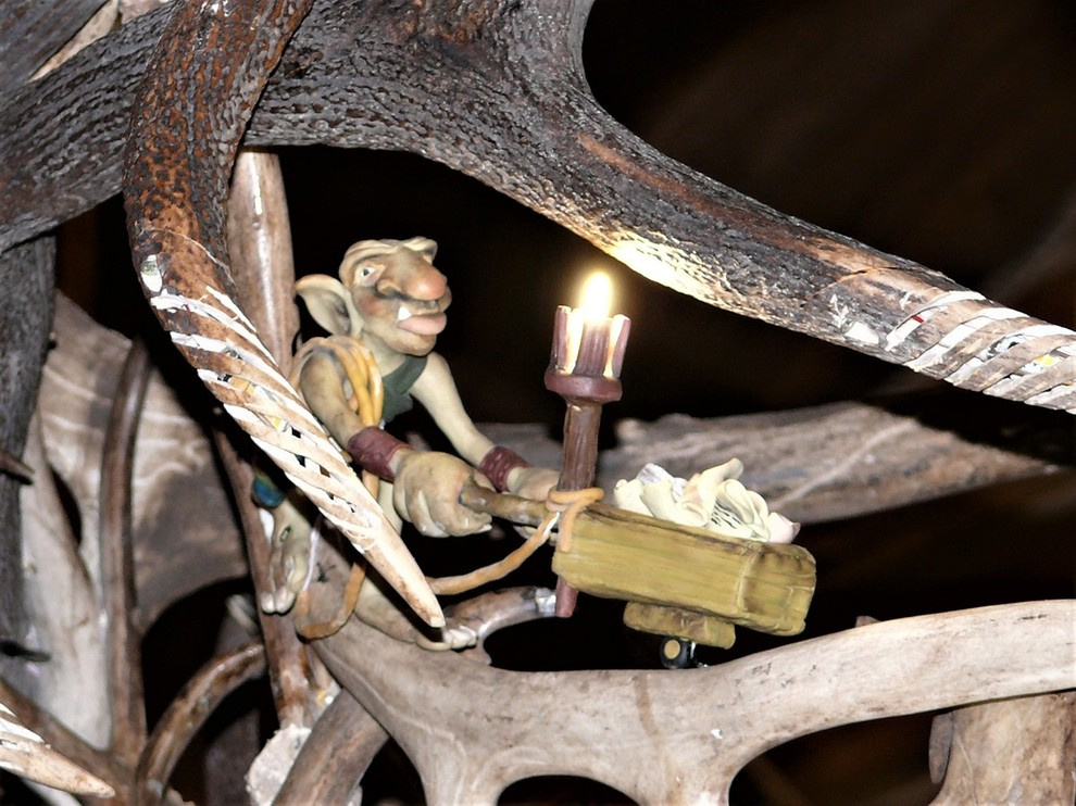 Большая зальная люстра из рога марала,северного оленя и лани.