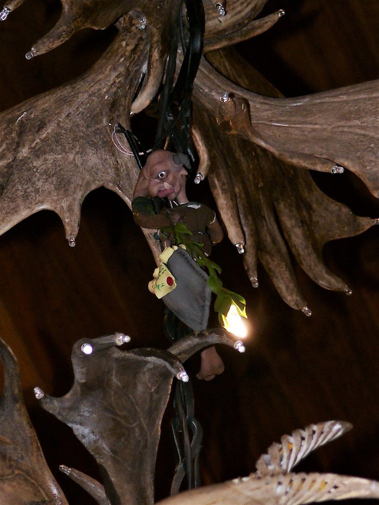 Большая зальная люстра из рога марала,северного оленя и лани.