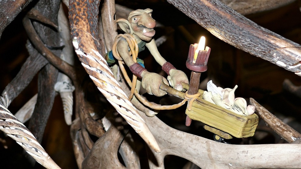 Большая зальная люстра из рога марала,северного оленя и лани.