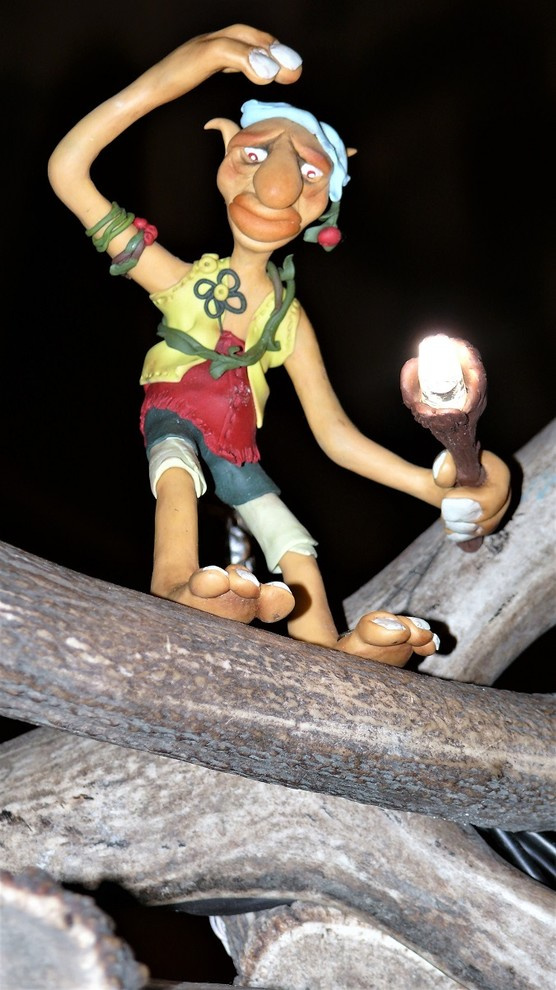 Большая зальная люстра из рога марала,северного оленя и лани.