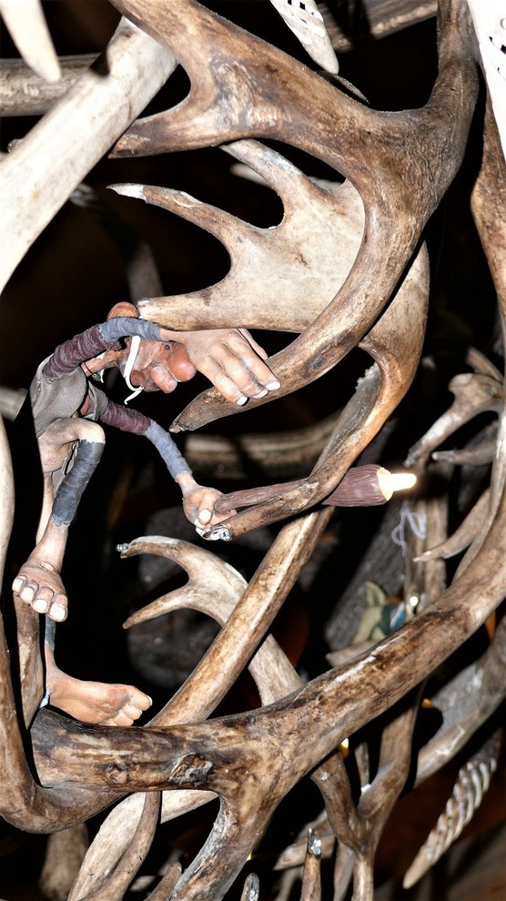 Большая зальная люстра из рога марала,северного оленя и лани.