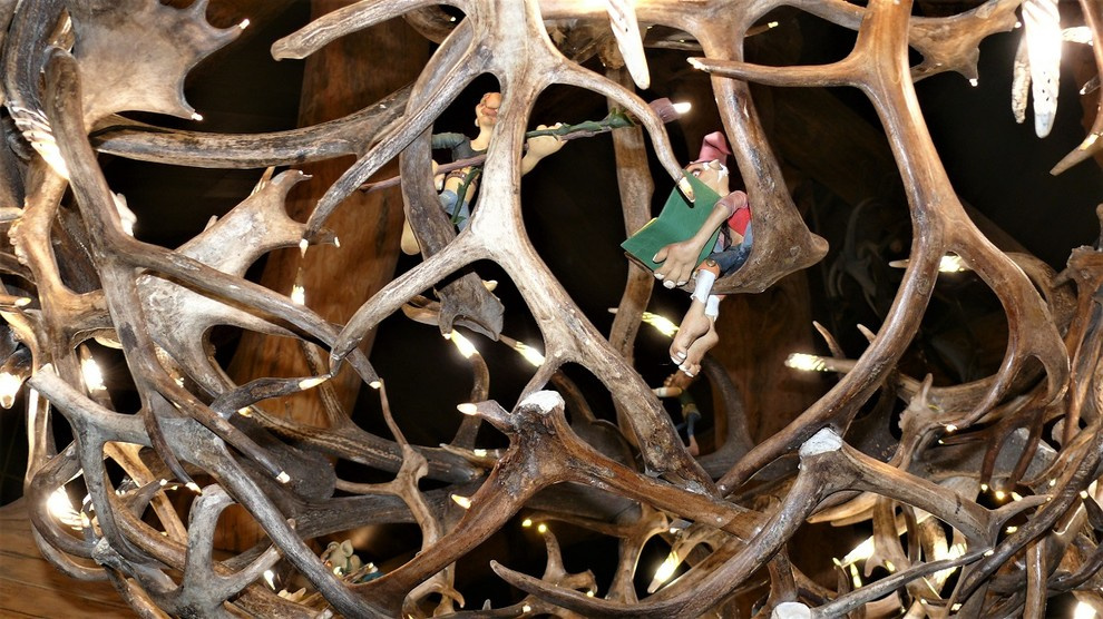 Большая зальная люстра из рога марала,северного оленя и лани.