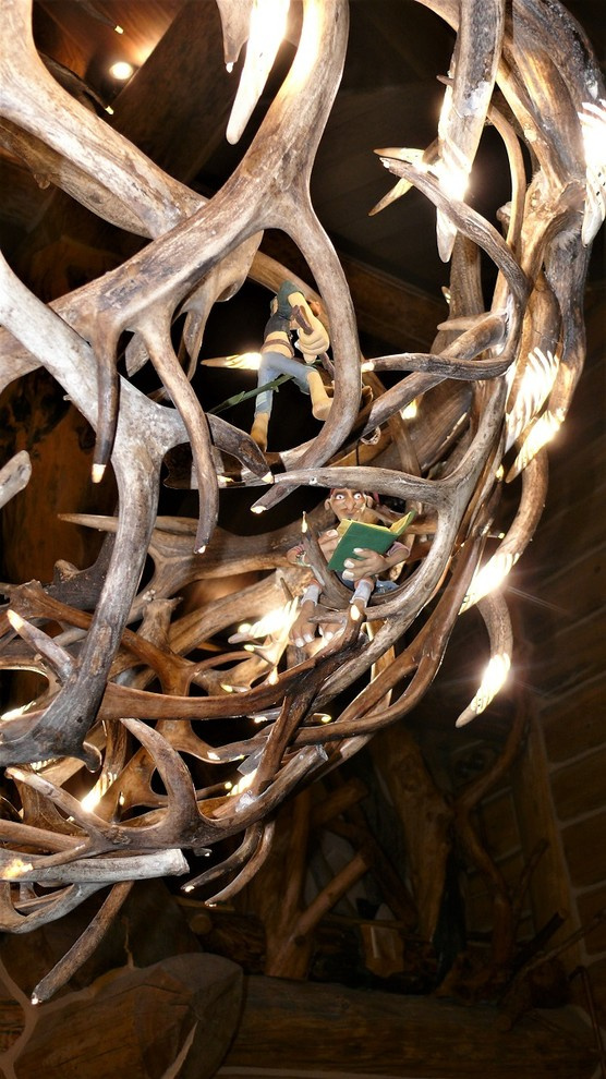 Большая зальная люстра из рога марала,северного оленя и лани.