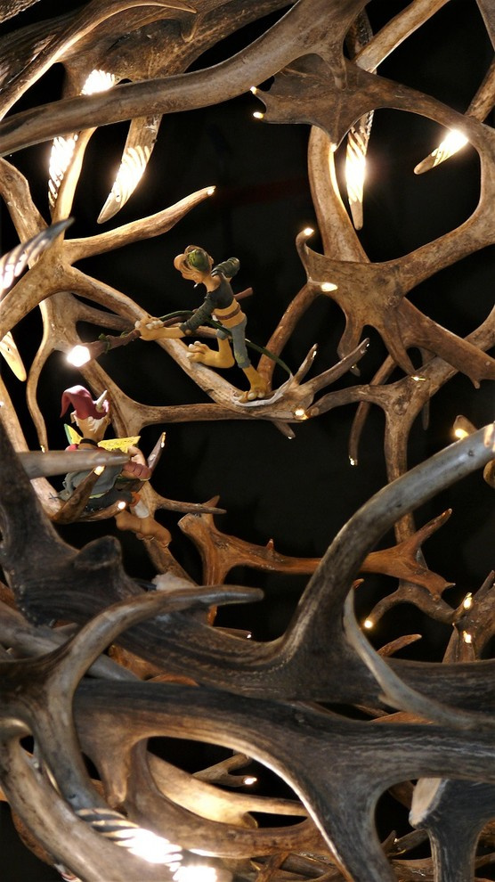 Большая зальная люстра из рога марала,северного оленя и лани.