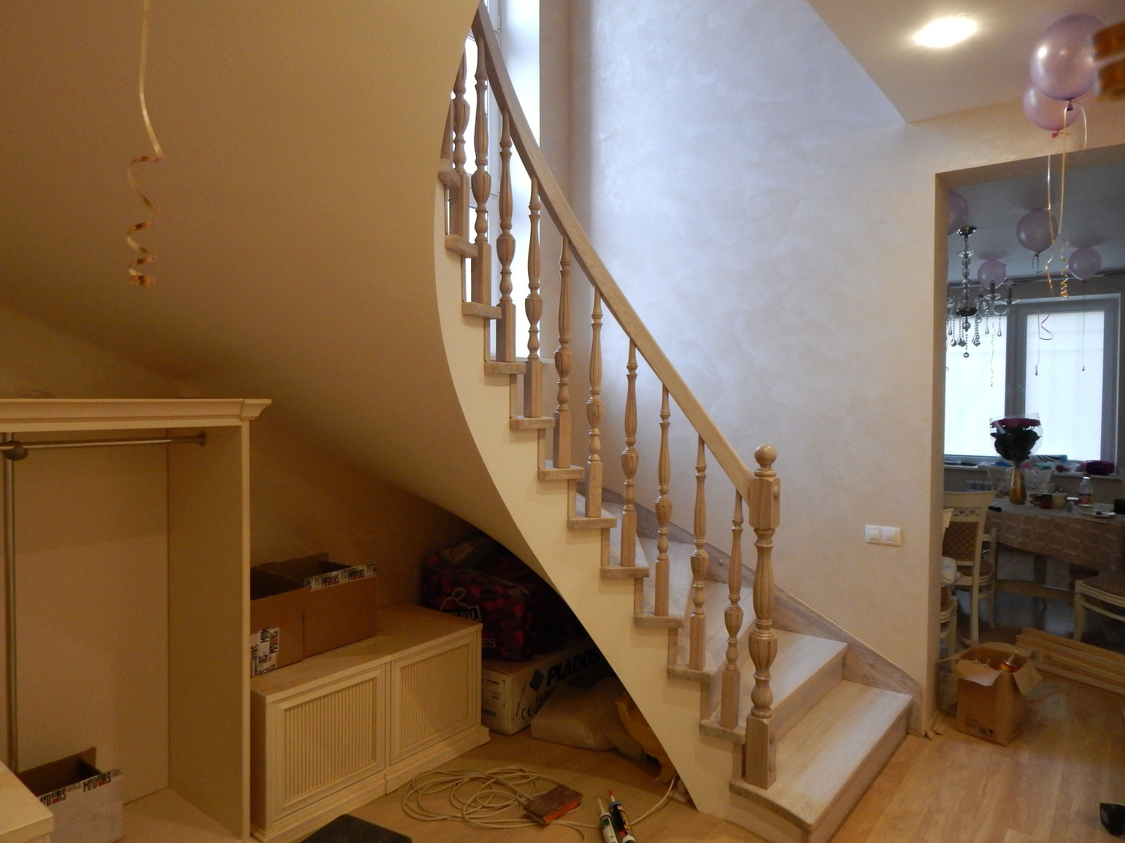 Бетонная лестница с отделкой деревом