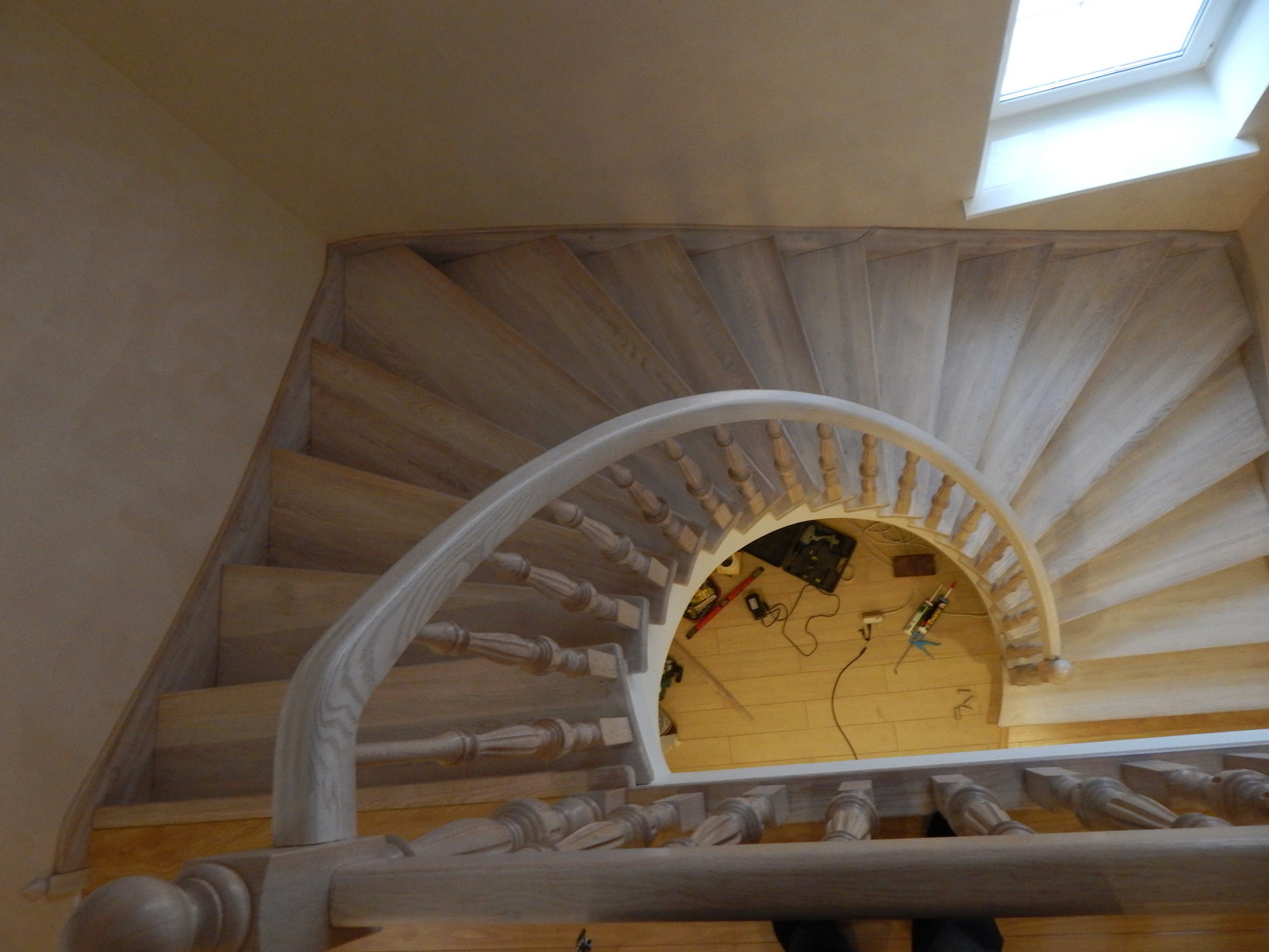 Бетонная лестница с отделкой деревом