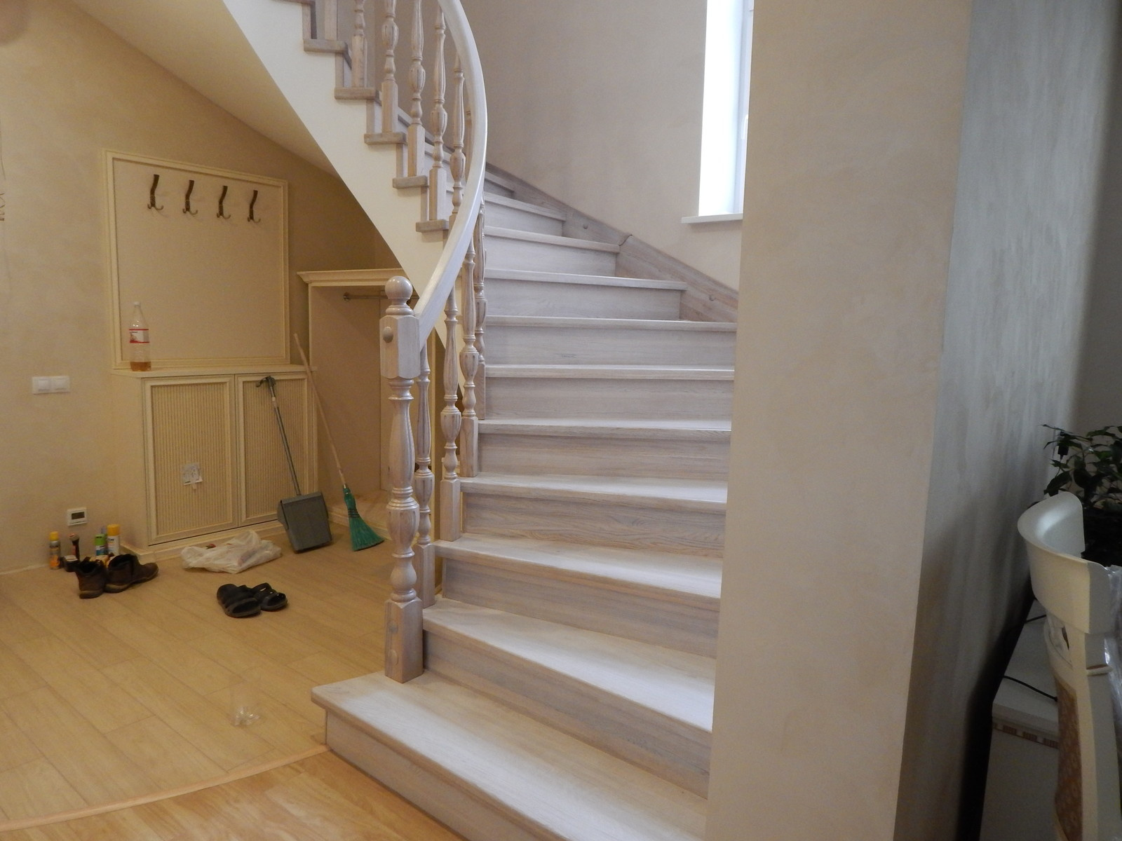 Бетонная лестница с отделкой деревом