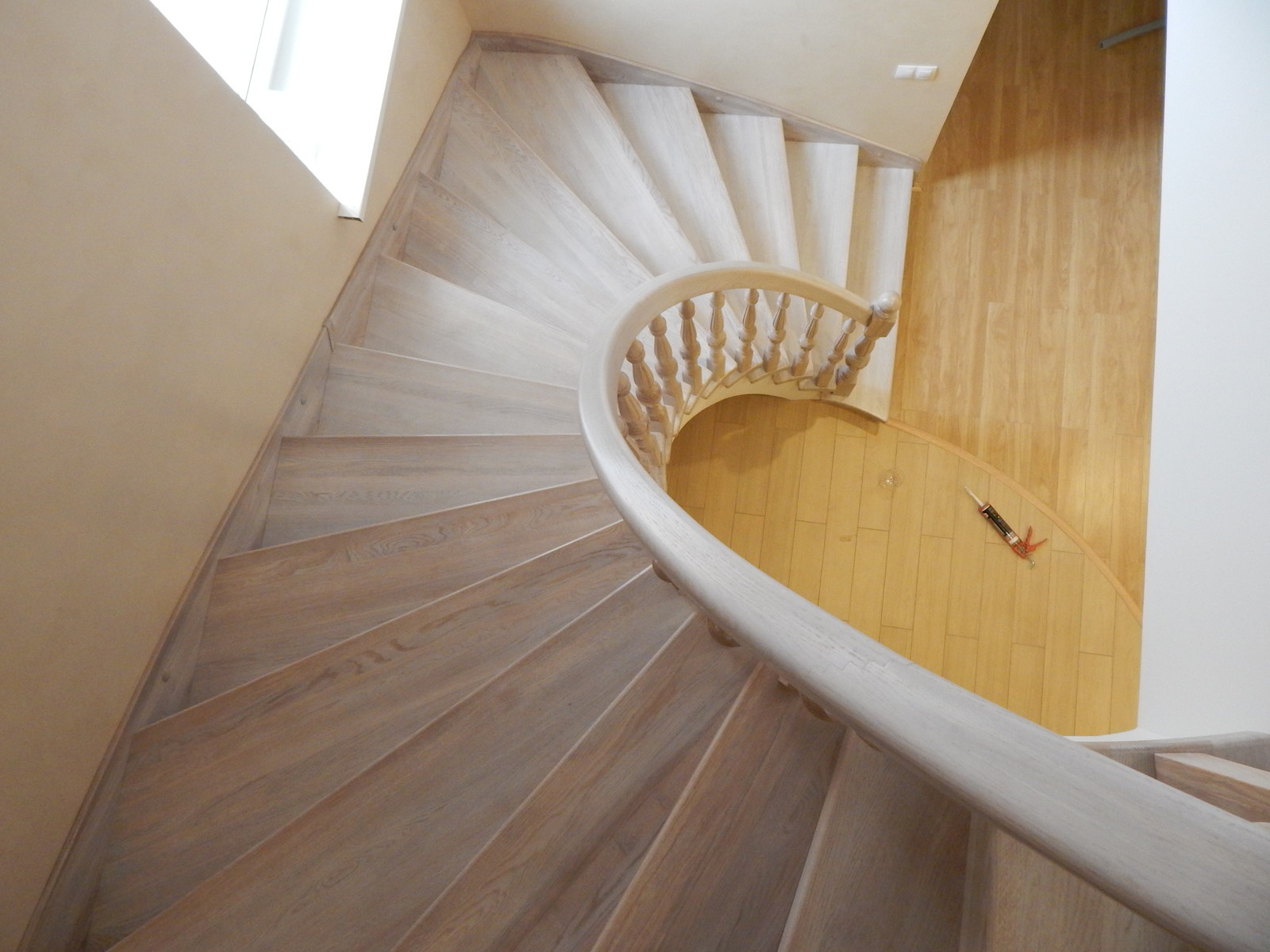 Бетонная лестница с отделкой деревом