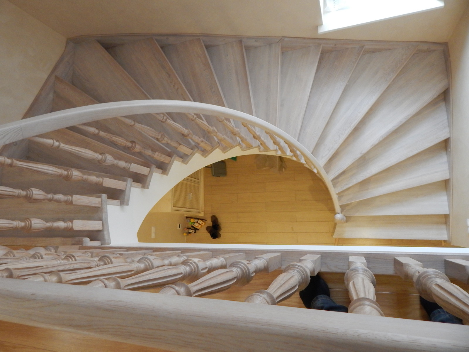 Бетонная лестница с отделкой деревом