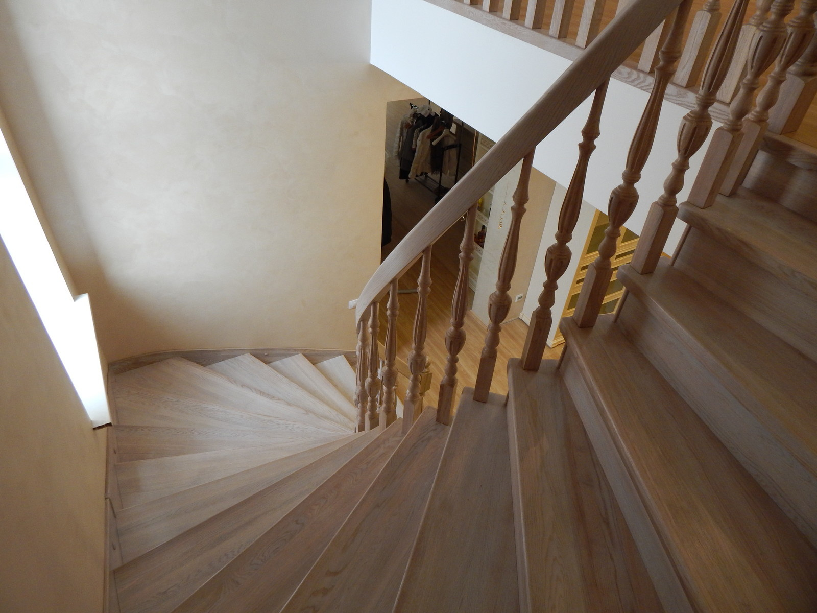 Бетонная лестница с отделкой деревом