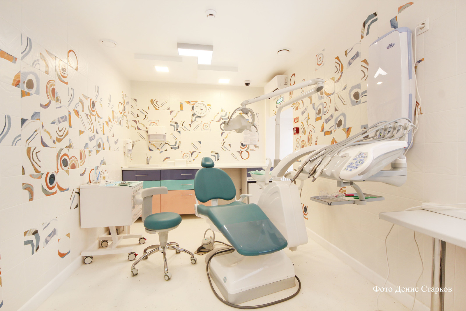 Стоматологическая клиника для взрослых детей «ЮНИТ Young»