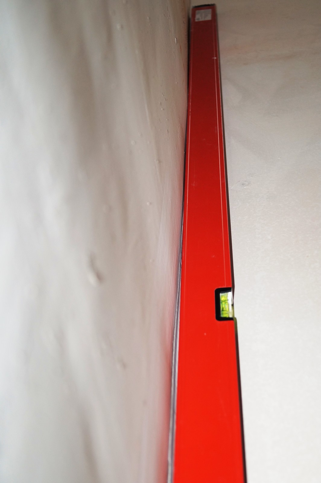 Как правильно: Выровнять потолок в новостройке