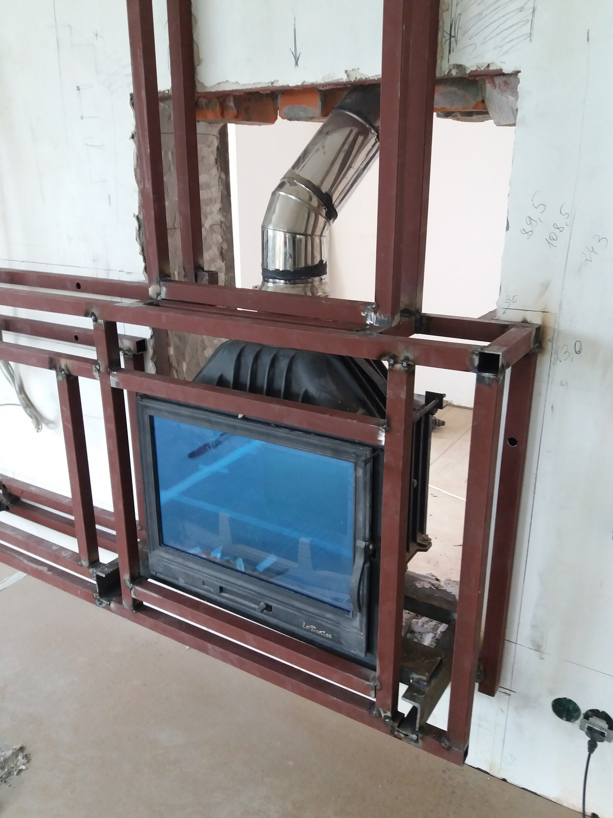 Нестандартная установка камина