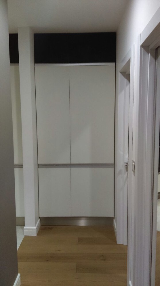 Кухня белая  Вешки