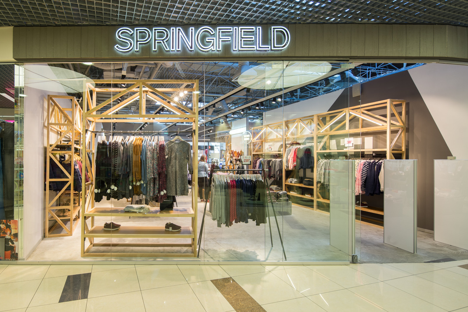 Springfield — Освещение магазина молодежной одежды