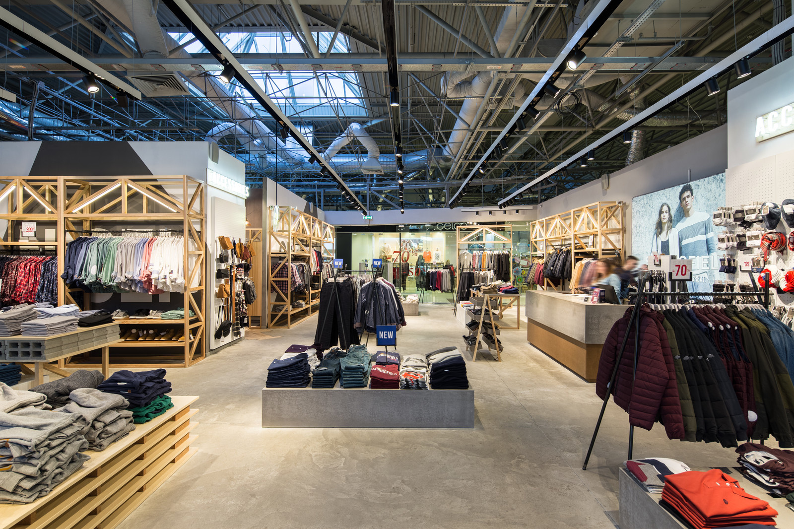 Springfield — Освещение магазина молодежной одежды